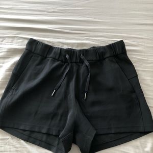 Lululemon On the Fly woven short, cinchable waist, size 6